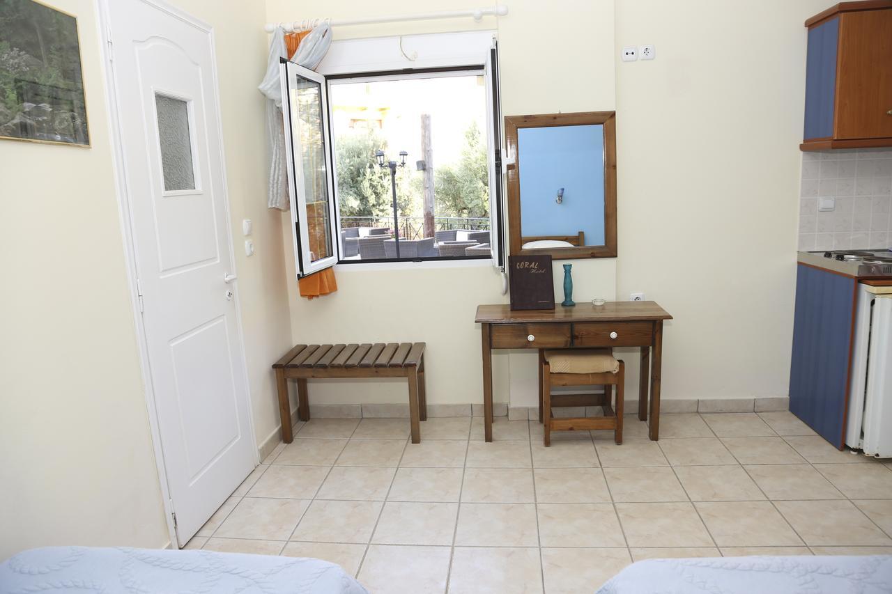 Coral Hotel Plomari Luaran gambar